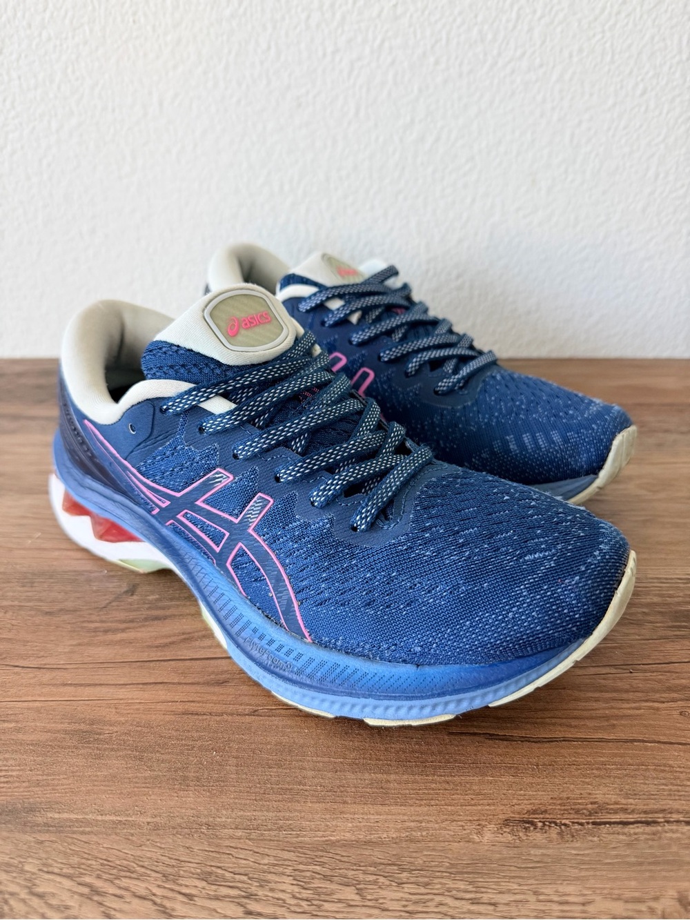 ASICS Gel-Kayano 27 Running Shoes in the Mako Blue/Hot Pink (Size: 7) Very Good